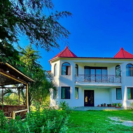 Villa In Tsjakvi Eksteriør bilde