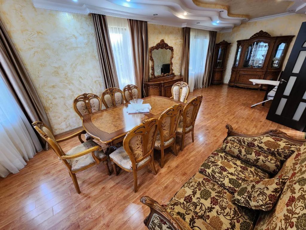 Villa In Tsjakvi Eksteriør bilde