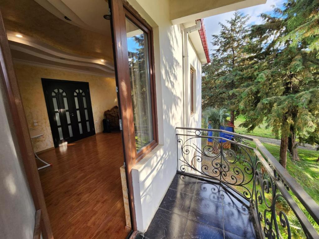 Villa In Tsjakvi Eksteriør bilde