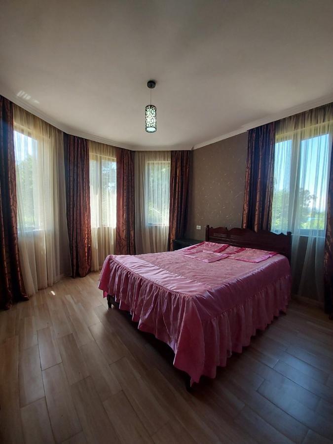 Villa In Tsjakvi Eksteriør bilde